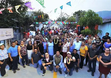&Aacute;ngel Torres inaugura calle en Jardines del Pedregal
