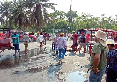 Con bloqueo exigen reconstrucci&oacute;n de carretera