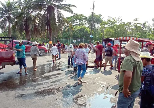 Con bloqueo exigen reconstrucción de carretera Con bloqueo exigen reconstrucción de carretera