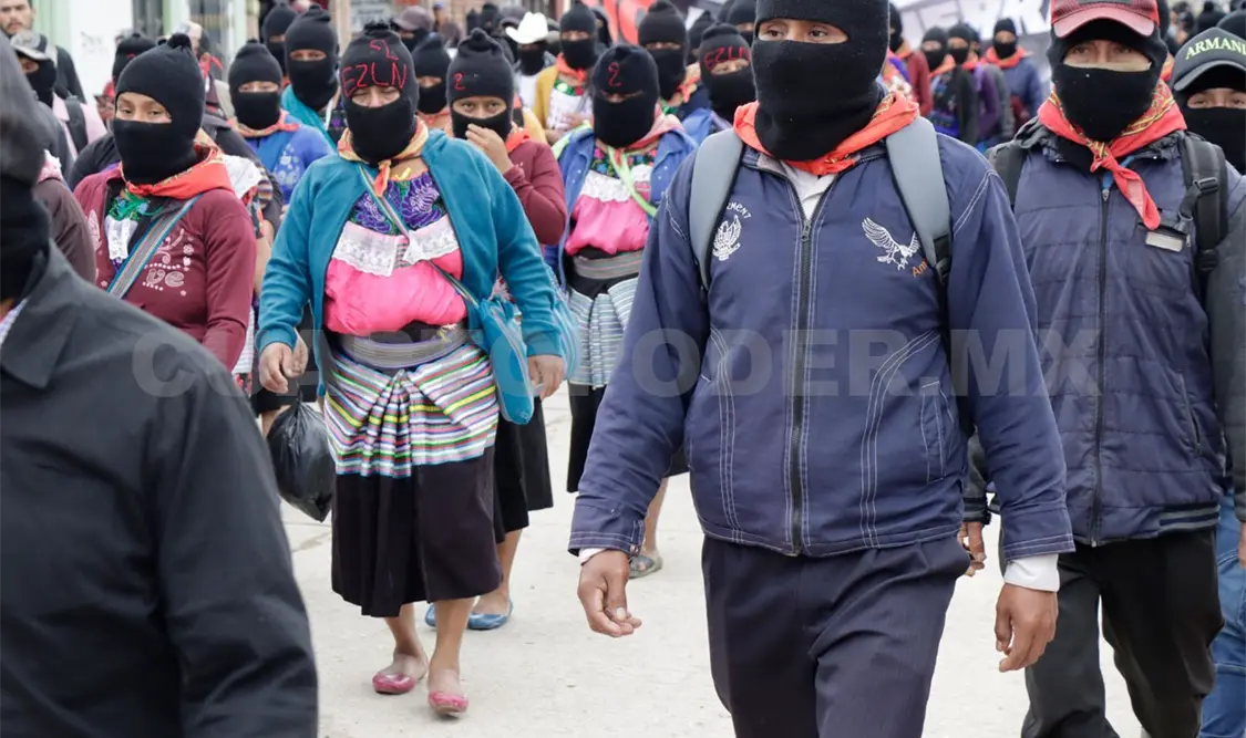 Personas del Ejército Zapatista marchando en San Cristóbal de Las Casas. CP