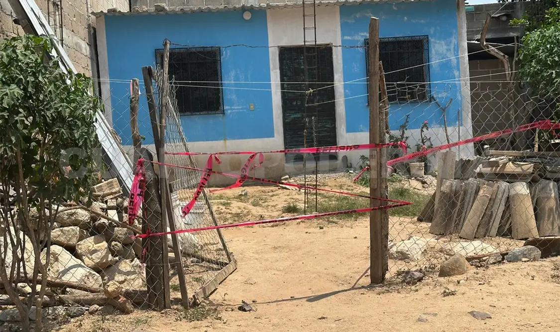 La vivienda fue acordonada mientras se llevaban a cabo las labores y el retiro del cadáver. Osman a Toledo / CP