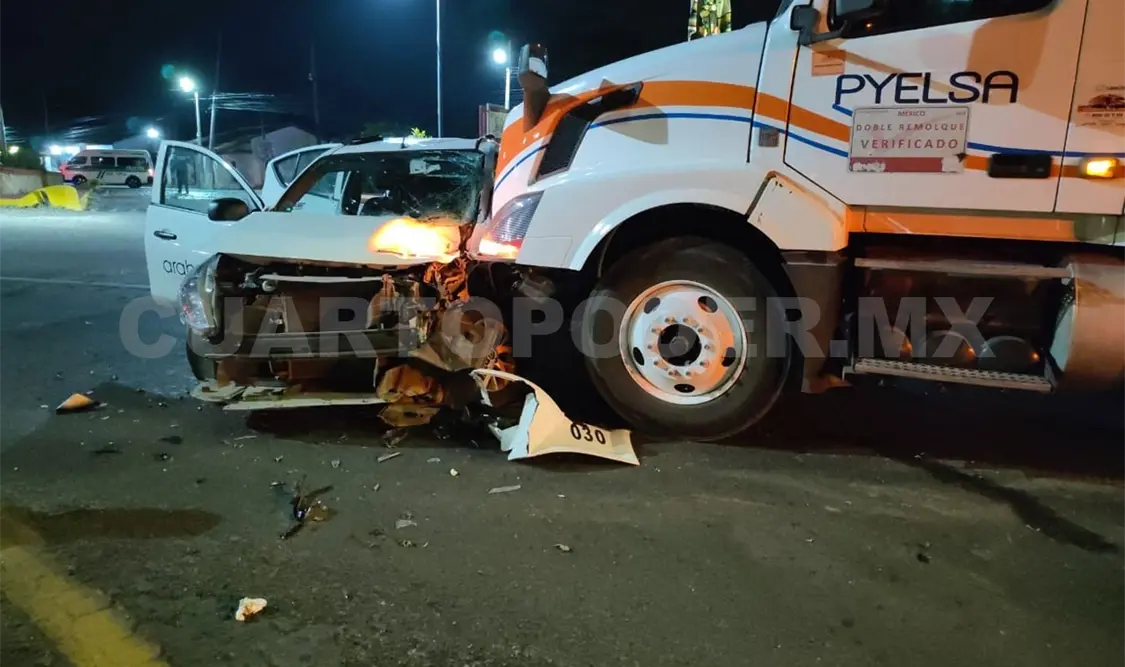 El Nissan se encontraba severamente dañado pues fue arrastrado por un tractocamión. Ulises Villalobos / CP