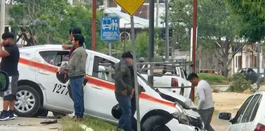 Auto termina sobre camellón al chocar Auto termina sobre camellón al chocar