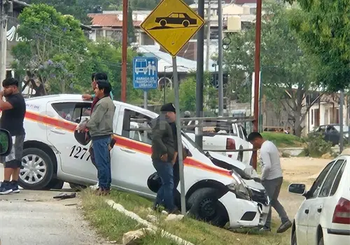 Auto termina sobre camellón al chocar Auto termina sobre camellón al chocar