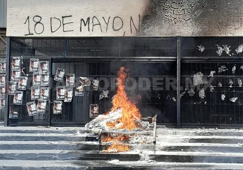 Contin&uacute;an protestas de normalistas