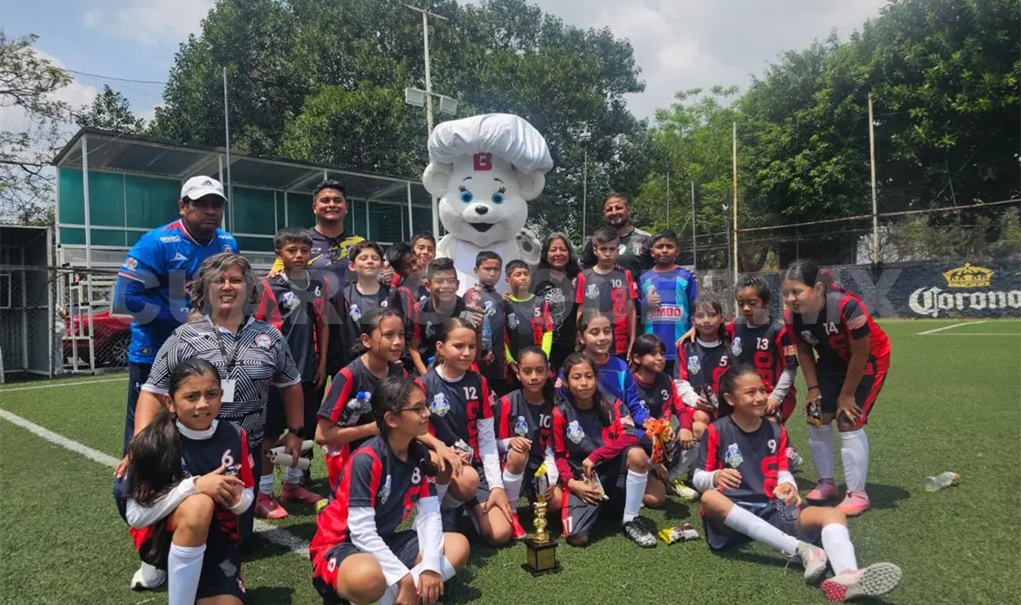Jugadoras de la Camilo Pintado Rincón celebraron el campeonato regional obtenido en Cuernavaca, Morelos. Cortesía