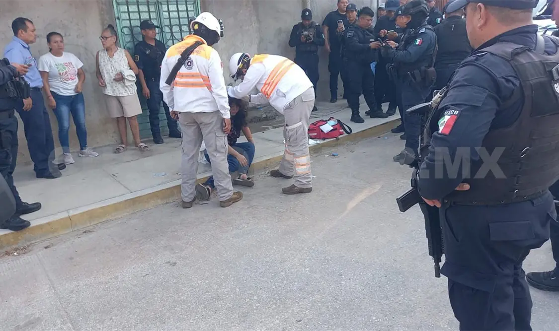 Paramédicos proporcionaron los primeros auxilios a la fémina por la violenta agresión. Ulises Villalobos / CP