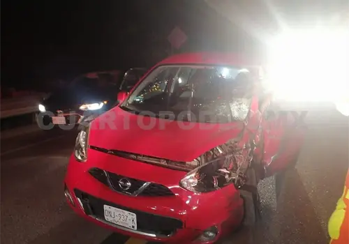 Chocan dos y dejan gasolina derramada