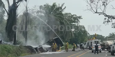 Se incendia cami&oacute;n por encontronazo