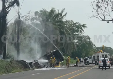 Se incendia camión por encontronazo Se incendia camión por encontronazo