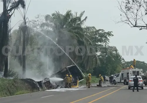 Se incendia cami&oacute;n por encontronazo