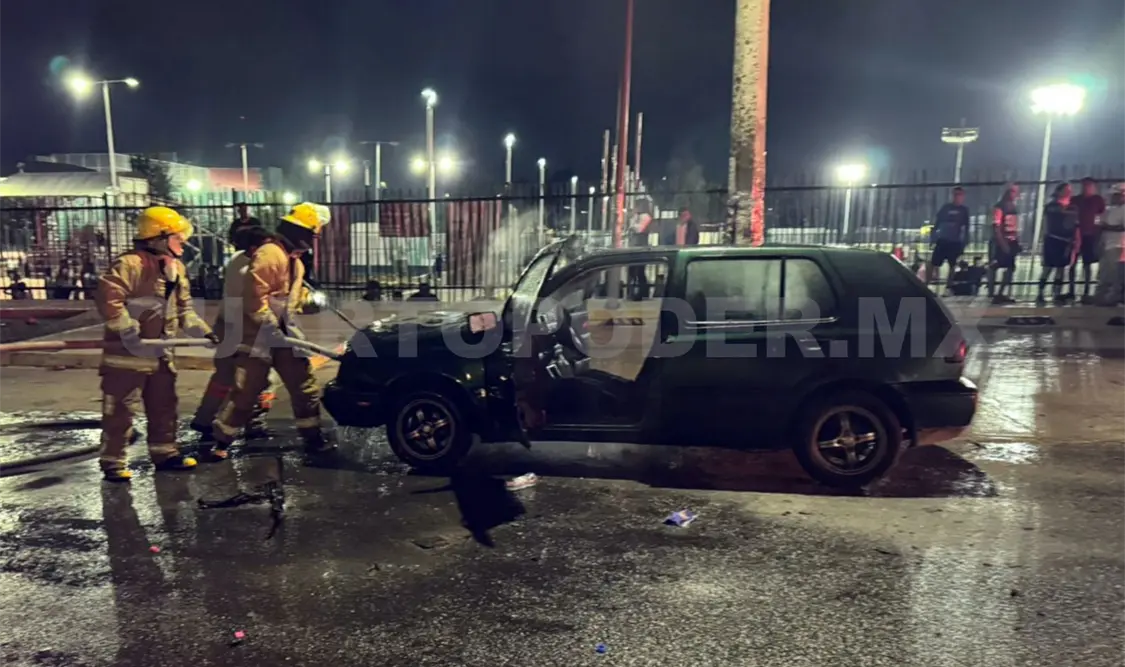 El presunto cortocircuito provocó el incendio en la parte delantera del Golf. Juan Orel / CP