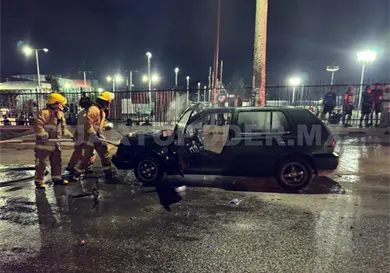 Compacto se quema frente a Unidad Deportiva Compacto se quema frente a Unidad Deportiva
