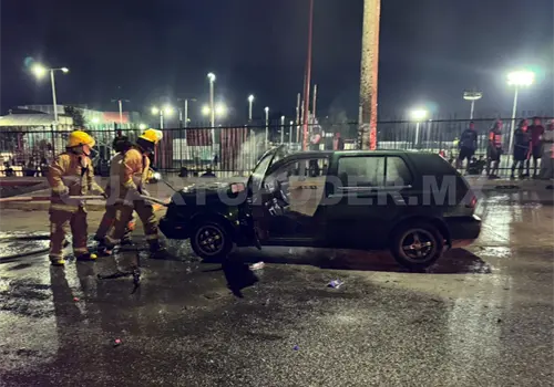 Compacto se quema frente a Unidad Deportiva