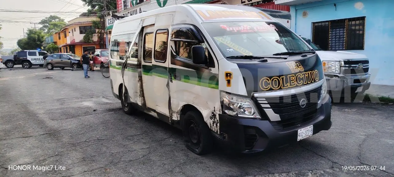 Sufren crisis nerviosa al colisionar colectivo