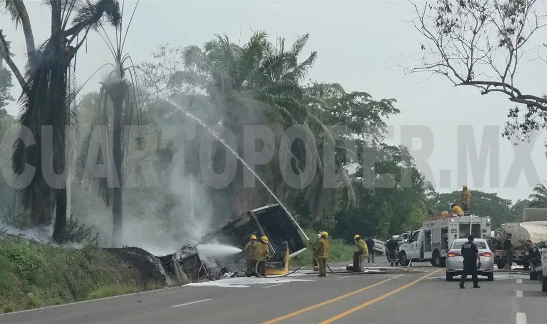 Se incendia camión por encontronazo