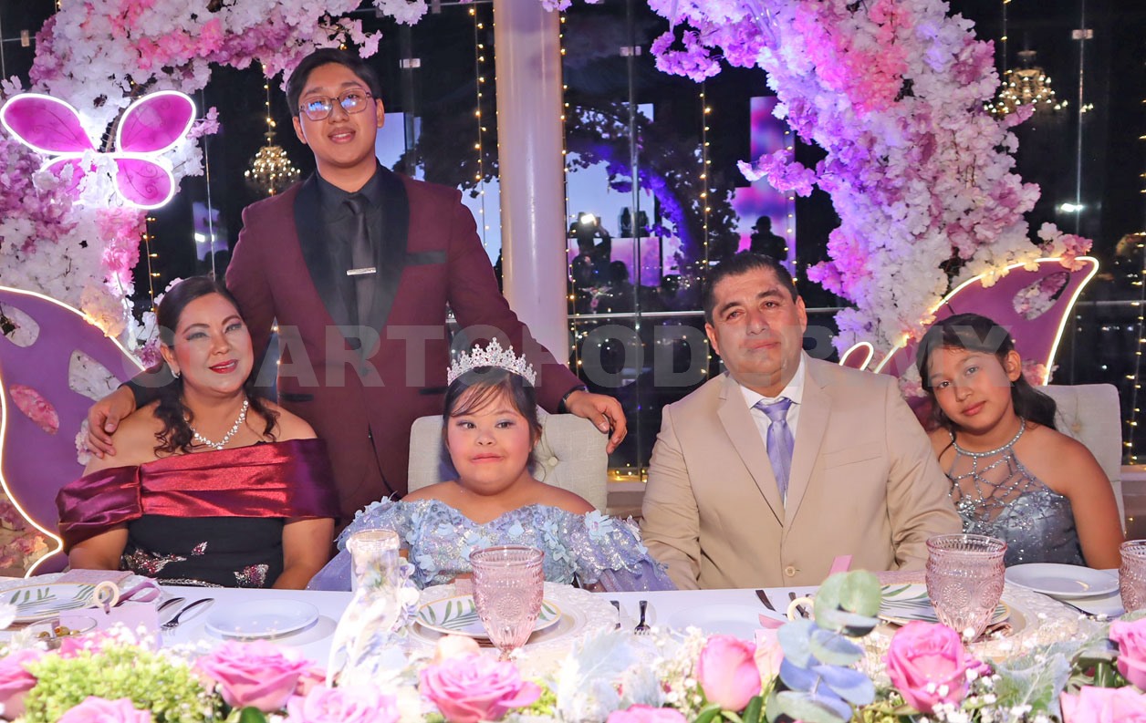 Sayuri celebra sus quince