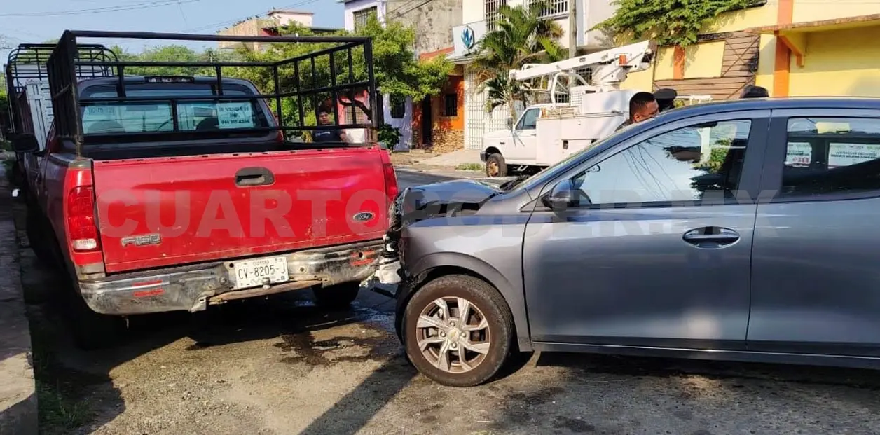 Luego del choque, el automovilista perdió el control y se fue hacia una pick up aparcada. Víctor Sánchez / CP