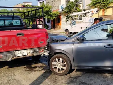Sufren crisis nerviosa al colisionar colectivo