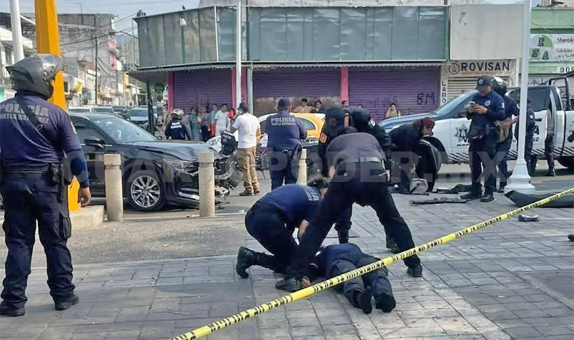La agente motorizada hizo una maniobra que propició que la camioneta la impactara. Ulises Villalobos / CP