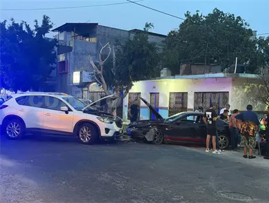 Se estrellan de frente en cruce de calles en colonia