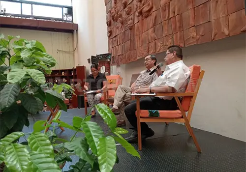Presentan El tiempo de la ceniza
