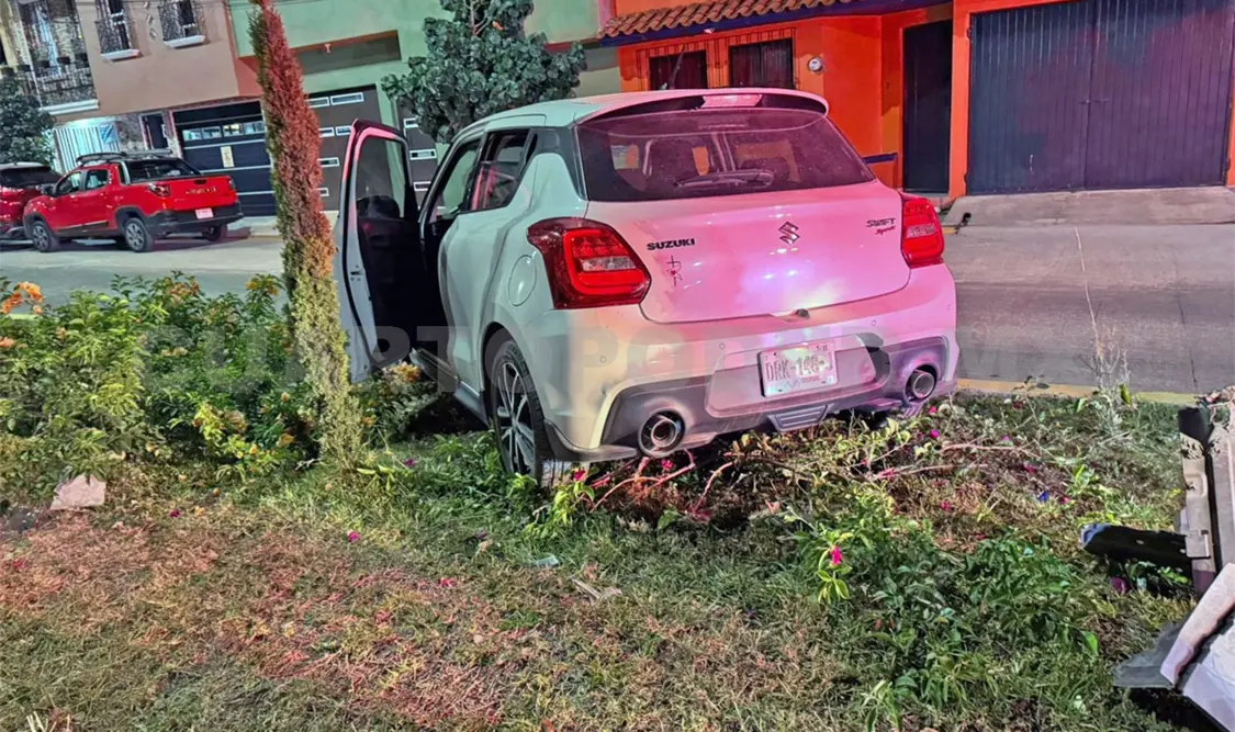 En el primer accidente, un automóvil Suzuki terminó varado sobre el camellón. Juan Orel / CP