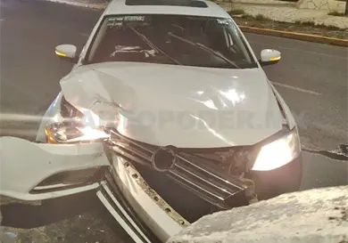 Se estrella auto contra una roca en libramiento