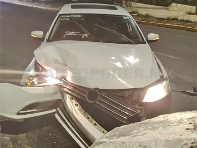 Se estrella auto contra una roca en libramiento