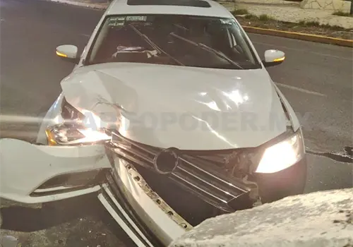 Se estrella auto contra una roca en libramiento Se estrella auto contra una roca en libramiento