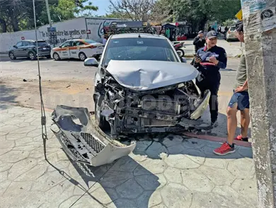 Chocan ambulancia y particular en un cruce