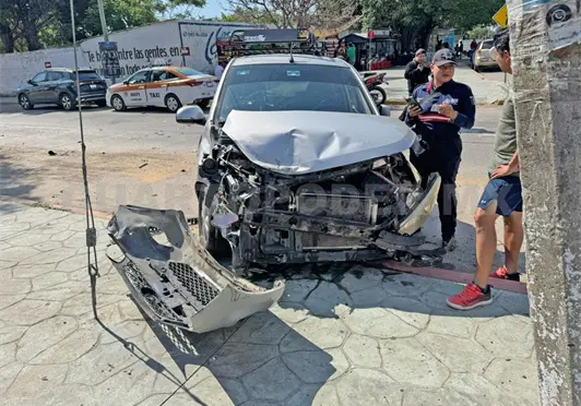 Chocan ambulancia y particular en un cruce