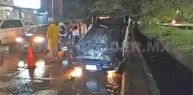 Mujer queda lesionada en volcadura en par vial Mujer queda lesionada en volcadura en par vial