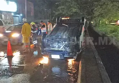 Mujer queda lesionada en volcadura en par vial