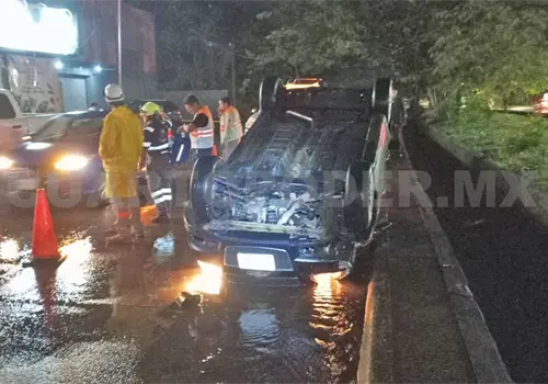 Mujer queda lesionada en volcadura en par vial