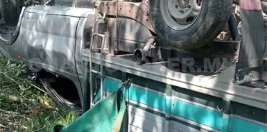 Pierde el control y cae a un barranco Pierde el control y cae a un barranco