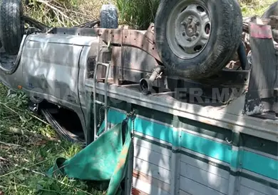 Pierde el control y cae a un barranco Pierde el control y cae a un barranco