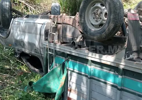 Pierde el control y cae a un barranco
