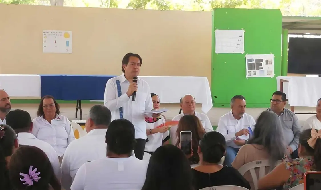 Mario Delgado se reunió con los padres de familia. Cortesía