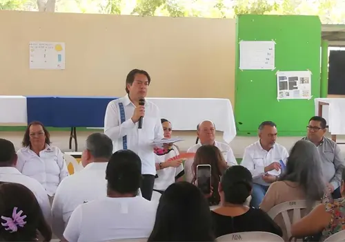 Mario Delgado visita escuelas en Dos Bocas