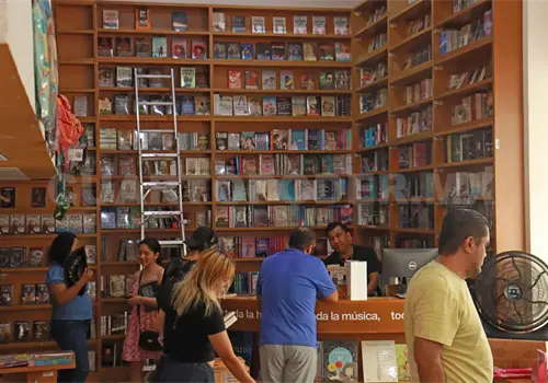 Librer&iacute;a cierra sus puertas en Tuxtla