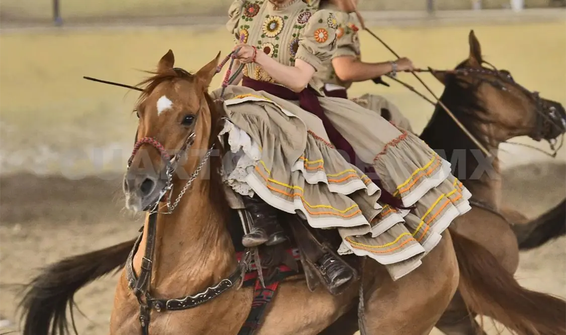 Las rutinas estuvieron marcadas por la precisión, sincronía y espectacularidad que caracterizan a la disciplina de la escaramuza. Cortesía