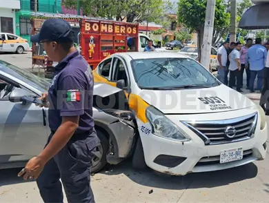 Se pasa la preferencia en cruce de calles y choca Se pasa la preferencia en cruce de calles y choca