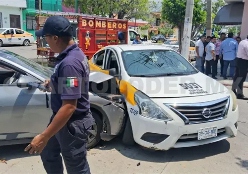 Se pasa la preferencia en cruce de calles y choca