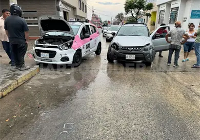 Pick up se estampa contra un taxi rosa Pick up se estampa contra un taxi rosa