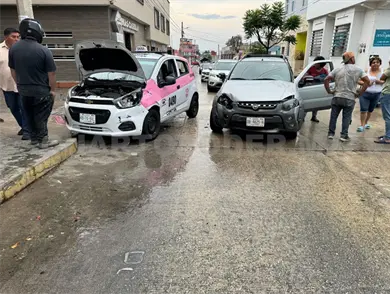 Pick up se estampa contra un taxi rosa Pick up se estampa contra un taxi rosa