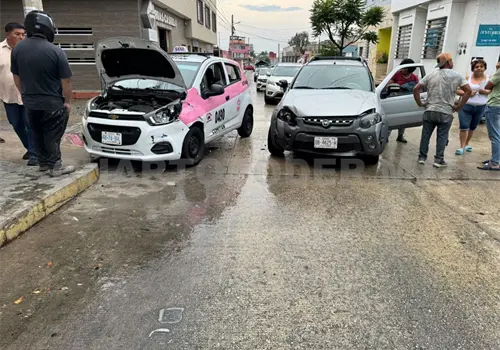 Pick up se estampa contra un taxi rosa