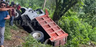 Volteo sale de la v&iacute;a y termina volcando