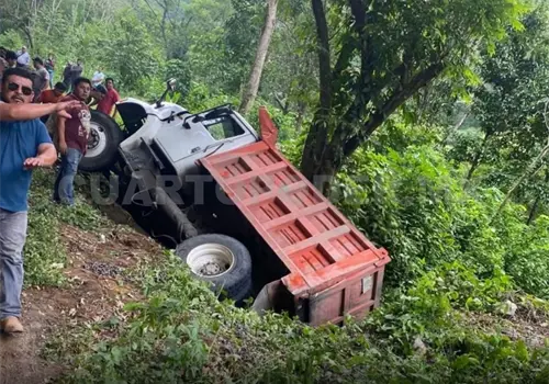 Volteo sale de la v&iacute;a y termina volcando