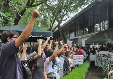 Estudiantes mantienen toma del Canal Once